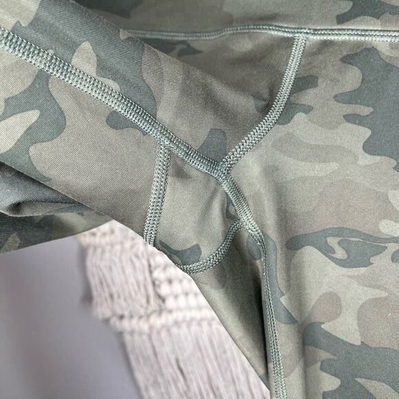 Lululemon wonder under green camo mid rise Capri leggings - Picture 5 of 7